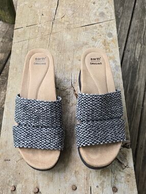 EARTH ORIGINS. Women's Black/Silver Woven Sandals. Size 9M. Like New!